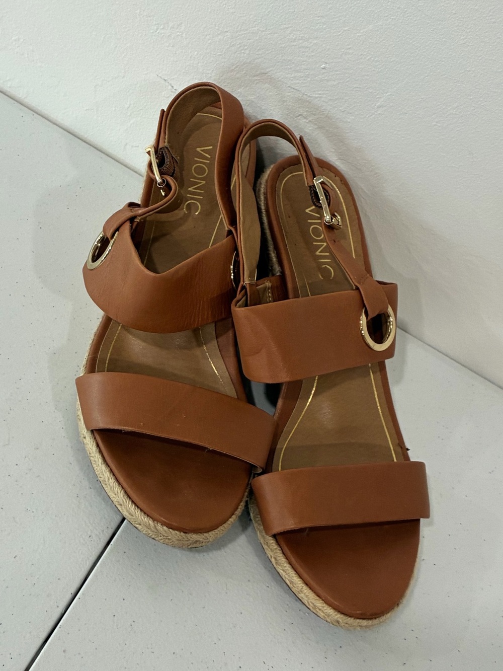 Vionic Tulum Vero Brown Leather Jute Wedge Sandals Gold Ring Detail 9.5